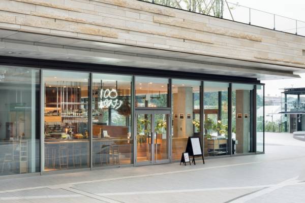 100本のスプーン、絵本仕立てのクリスマス限定コースメニューが今年も登場