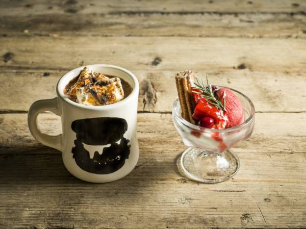 J.S. バーガーズ カフェのボリューム満点クリスマスのリッチバーガー