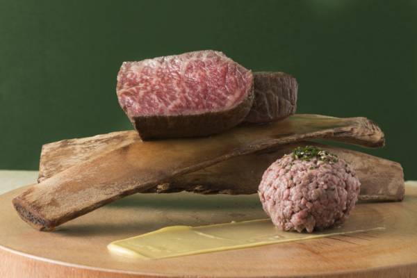 中目黒高架下のレストラン「パビリオン」にクリスマス限定コース登場。美術館で作品を観覧するように料理を堪能