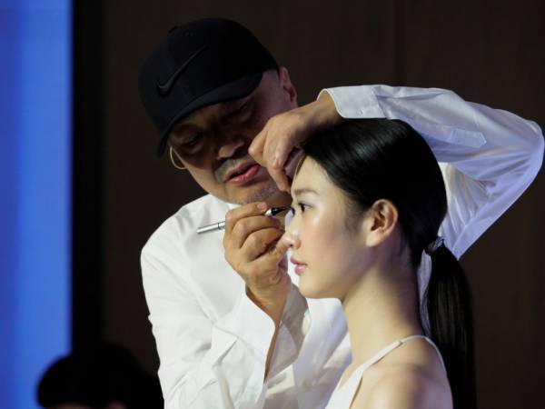 キッカ×フランク ミュラー、10周年コラボ! ダブルエンドのリキッドアイライナーや限定セット登場