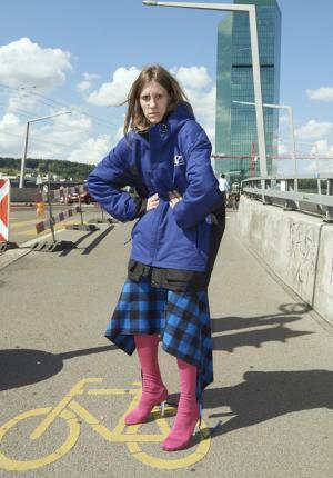 ヴェトモンが新作を写真展で発表、DHLやアンブロともコラボ【2018春夏コレクション】