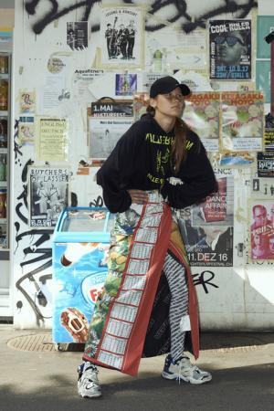 ヴェトモンが新作を写真展で発表、DHLやアンブロともコラボ【2018春夏コレクション】