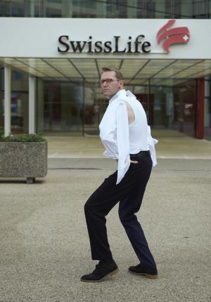 ヴェトモンが新作を写真展で発表、DHLやアンブロともコラボ【2018春夏コレクション】