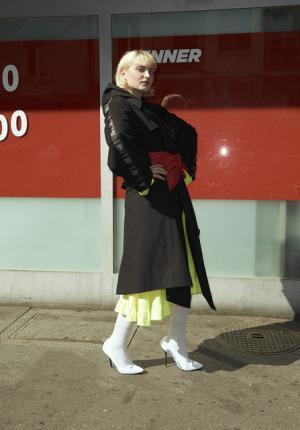 ヴェトモンが新作を写真展で発表、DHLやアンブロともコラボ【2018春夏コレクション】