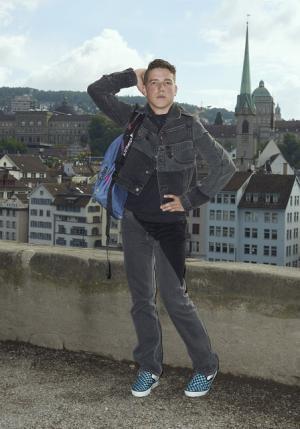 ヴェトモンが新作を写真展で発表、DHLやアンブロともコラボ【2018春夏コレクション】