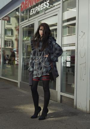 ヴェトモンが新作を写真展で発表、DHLやアンブロともコラボ【2018春夏コレクション】