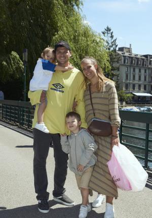 ヴェトモンが新作を写真展で発表、DHLやアンブロともコラボ【2018春夏コレクション】