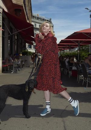 ヴェトモンが新作を写真展で発表、DHLやアンブロともコラボ【2018春夏コレクション】