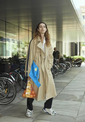 ヴェトモンが新作を写真展で発表、DHLやアンブロともコラボ【2018春夏コレクション】