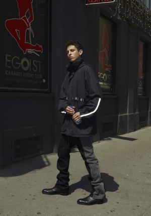 ヴェトモンが新作を写真展で発表、DHLやアンブロともコラボ【2018春夏コレクション】