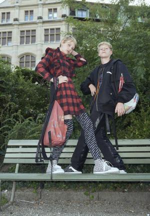 ヴェトモンが新作を写真展で発表、DHLやアンブロともコラボ【2018春夏コレクション】