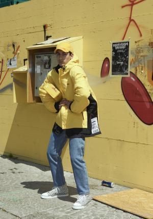 ヴェトモンが新作を写真展で発表、DHLやアンブロともコラボ【2018春夏コレクション】