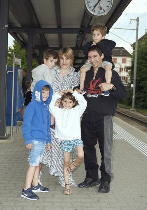 ヴェトモンが新作を写真展で発表、DHLやアンブロともコラボ【2018春夏コレクション】