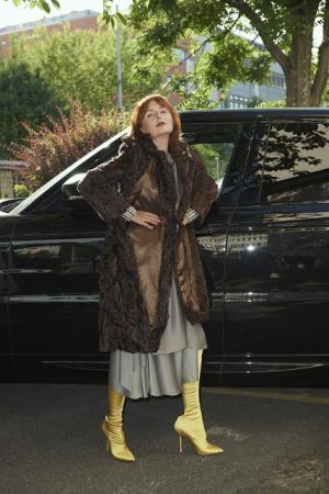 ヴェトモンが新作を写真展で発表、DHLやアンブロともコラボ【2018春夏コレクション】