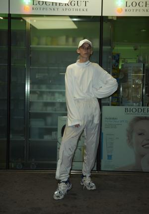 ヴェトモンが新作を写真展で発表、DHLやアンブロともコラボ【2018春夏コレクション】