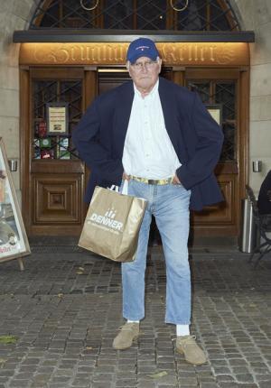 ヴェトモンが新作を写真展で発表、DHLやアンブロともコラボ【2018春夏コレクション】