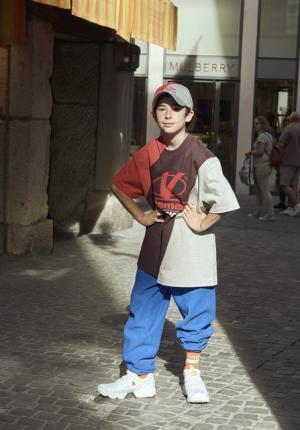 ヴェトモンが新作を写真展で発表、DHLやアンブロともコラボ【2018春夏コレクション】