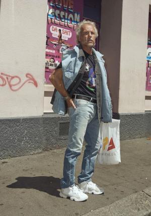 ヴェトモンが新作を写真展で発表、DHLやアンブロともコラボ【2018春夏コレクション】