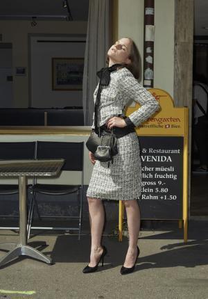 ヴェトモンが新作を写真展で発表、DHLやアンブロともコラボ【2018春夏コレクション】