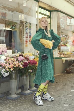 ヴェトモンが新作を写真展で発表、DHLやアンブロともコラボ【2018春夏コレクション】