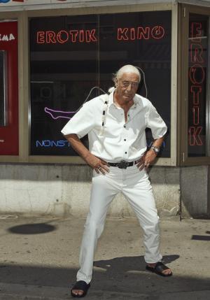 ヴェトモンが新作を写真展で発表、DHLやアンブロともコラボ【2018春夏コレクション】