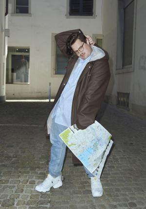 ヴェトモンが新作を写真展で発表、DHLやアンブロともコラボ【2018春夏コレクション】