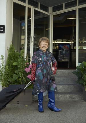 ヴェトモンが新作を写真展で発表、DHLやアンブロともコラボ【2018春夏コレクション】