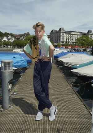 ヴェトモンが新作を写真展で発表、DHLやアンブロともコラボ【2018春夏コレクション】