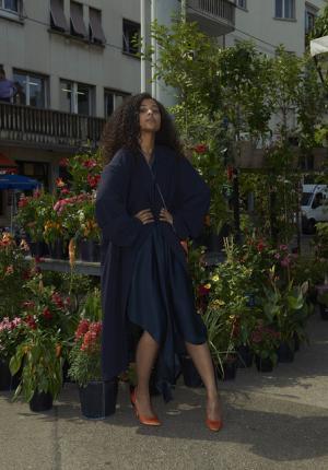 ヴェトモンが新作を写真展で発表、DHLやアンブロともコラボ【2018春夏コレクション】