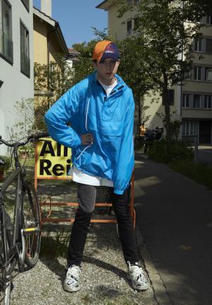 ヴェトモンが新作を写真展で発表、DHLやアンブロともコラボ【2018春夏コレクション】