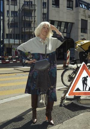 ヴェトモンが新作を写真展で発表、DHLやアンブロともコラボ【2018春夏コレクション】