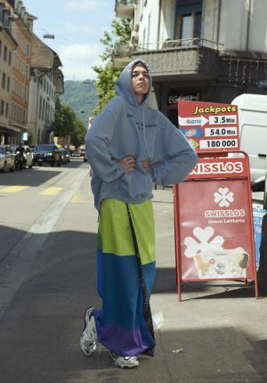 ヴェトモンが新作を写真展で発表、DHLやアンブロともコラボ【2018春夏コレクション】