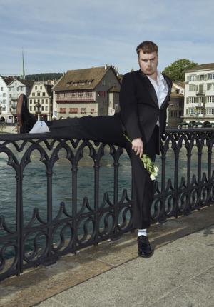 ヴェトモンが新作を写真展で発表、DHLやアンブロともコラボ【2018春夏コレクション】