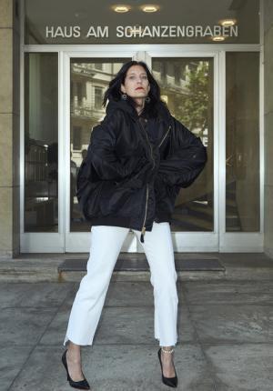 ヴェトモンが新作を写真展で発表、DHLやアンブロともコラボ【2018春夏コレクション】