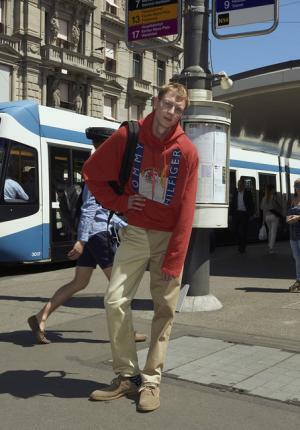 ヴェトモンが新作を写真展で発表、DHLやアンブロともコラボ【2018春夏コレクション】