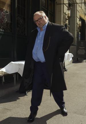 ヴェトモンが新作を写真展で発表、DHLやアンブロともコラボ【2018春夏コレクション】