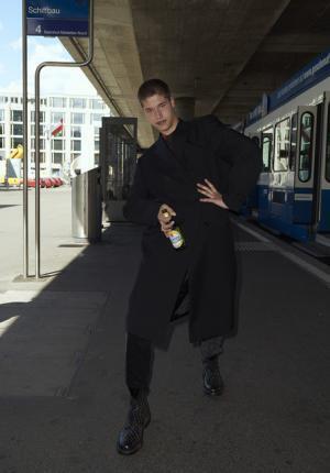 ヴェトモンが新作を写真展で発表、DHLやアンブロともコラボ【2018春夏コレクション】