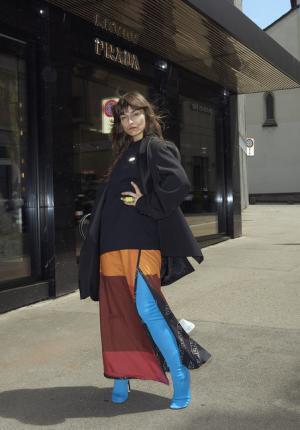 ヴェトモンが新作を写真展で発表、DHLやアンブロともコラボ【2018春夏コレクション】