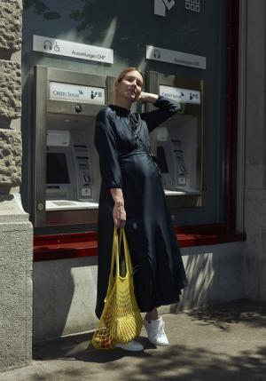 ヴェトモンが新作を写真展で発表、DHLやアンブロともコラボ【2018春夏コレクション】