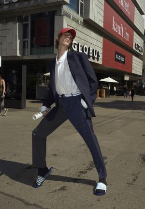 ヴェトモンが新作を写真展で発表、DHLやアンブロともコラボ【2018春夏コレクション】