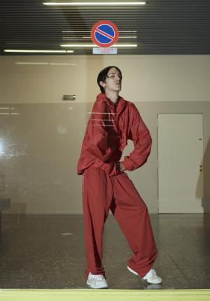 ヴェトモンが新作を写真展で発表、DHLやアンブロともコラボ【2018春夏コレクション】