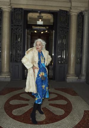 ヴェトモンが新作を写真展で発表、DHLやアンブロともコラボ【2018春夏コレクション】