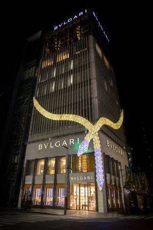 ブルガリ×チームラボの作品展示、銀座タワーを彩る光り輝く蛇はブランドアイコンをモチーフに