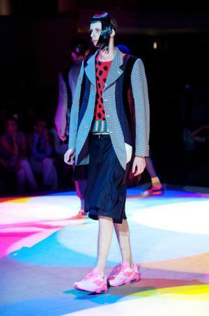 コム デ ギャルソン オム プリュス、「ファッションは中身が大事！」【2018春夏メンズ】