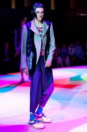 コム デ ギャルソン オム プリュス、「ファッションは中身が大事！」【2018春夏メンズ】