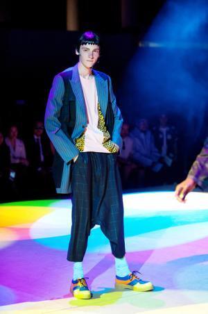 コム デ ギャルソン オム プリュス、「ファッションは中身が大事！」【2018春夏メンズ】