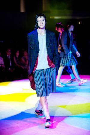 コム デ ギャルソン オム プリュス、「ファッションは中身が大事！」【2018春夏メンズ】