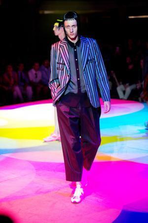 コム デ ギャルソン オム プリュス、「ファッションは中身が大事！」【2018春夏メンズ】