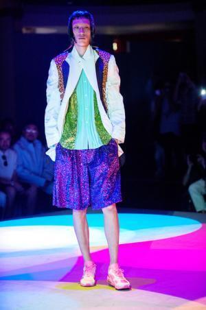 コム デ ギャルソン オム プリュス、「ファッションは中身が大事！」【2018春夏メンズ】