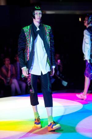 コム デ ギャルソン オム プリュス、「ファッションは中身が大事！」【2018春夏メンズ】